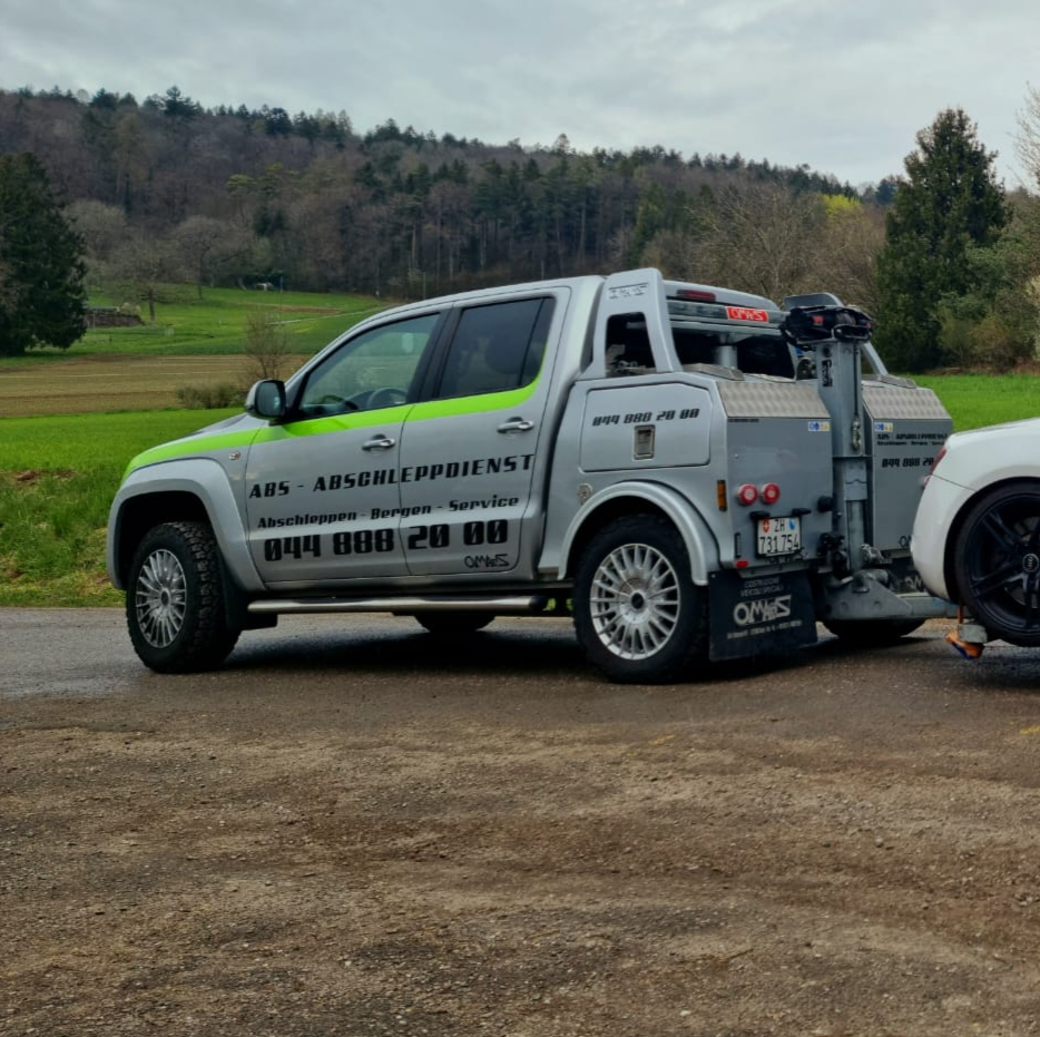 Abschleppdienst Team bei der Arbeit